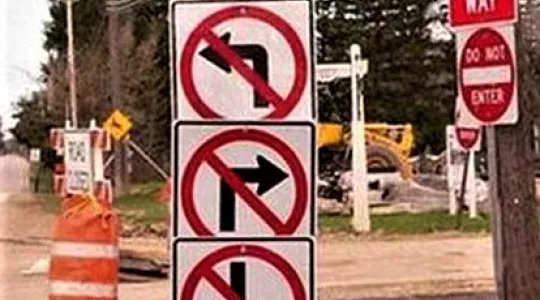 Image of conflicting and confusing street-turn signs